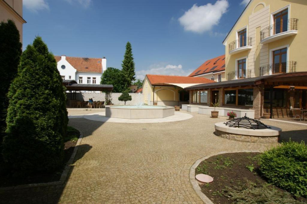Hotel Mario Lednice Extérieur photo
